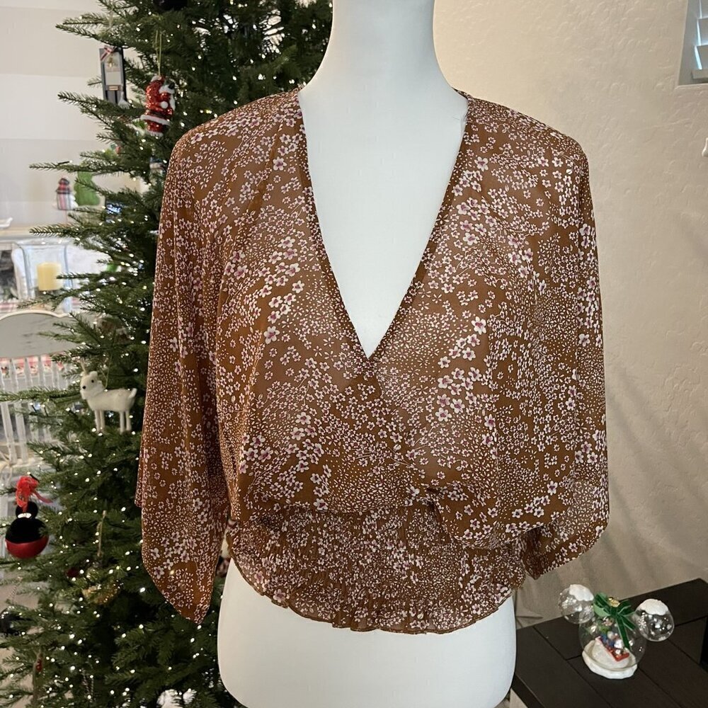 LULU'S FLORAL WRAP TOP IN CARMEL AND PINK SIZE SMALL - NWOT (478)